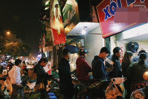 Quán xôi thịt rán đông khách xếp hàng lúc đêm muộn ở Hà Nội