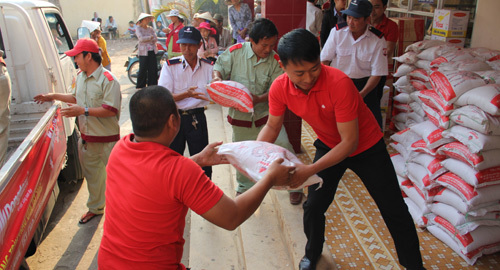 Doanh nghiệp sẻ chia niềm vui Tết với người nghèo