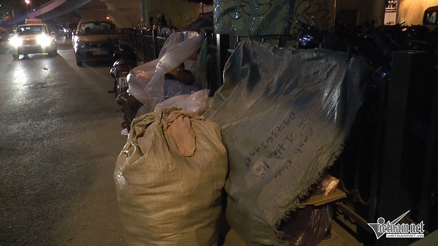 Rớt nước mắt xem người nghèo Hà Nội dựng nhà chống rét