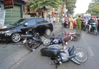 Đạp nhầm chân ga, 'xe điên' tông 6 xe máy giữa Sài Gòn