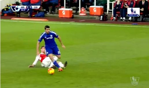 Diego Costa khiến Mertesacker bị thẻ đỏ