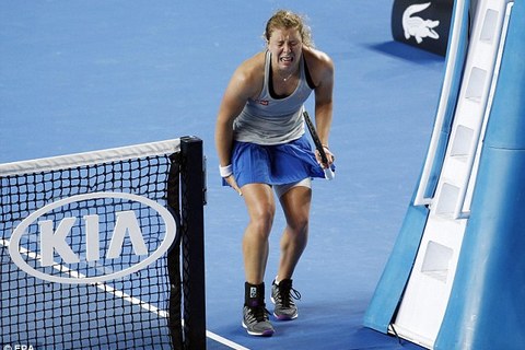 Nữ tay vợt khóc nức nở vì bị chuột rút ở Australian Open
