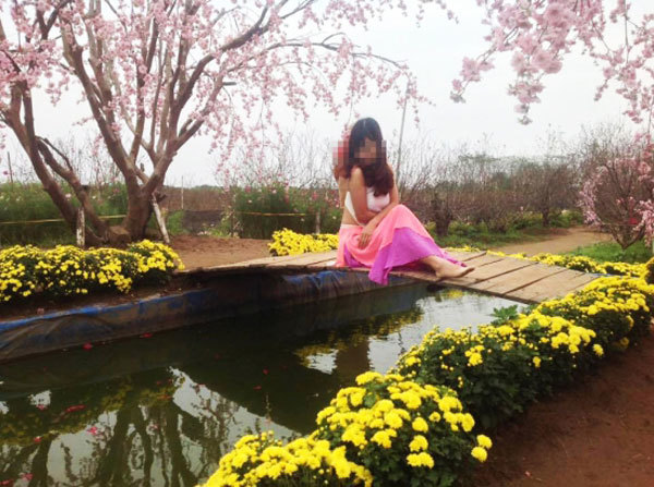 Thiếu nữ Hà Nội mặc yếm 'khoe da thịt' giữa sương mù lạnh buốt