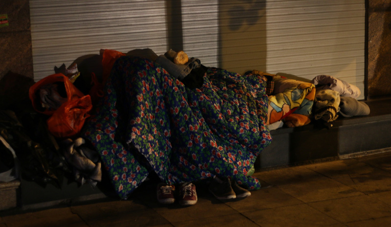 Hà Nội đại rét, dân ngủ ‘lộ thiên’ giữa phố