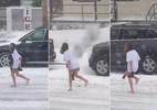 Sốc với video thiếu nữ không quần chạy trong bão tuyết