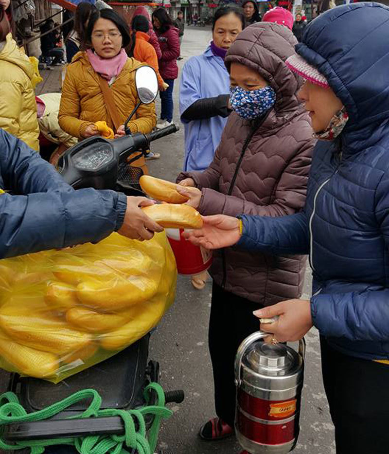 Xuyên đêm phát chăn ấm, bánh mỳ cho người vô gia cư
