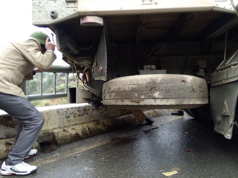 Tuyết rơi, xe trơn trượt đâm chết CSGT
