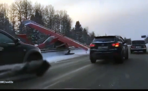 Phi công quên… đổ xăng, máy bay ‘mắc cạn’ giữa cao tốc