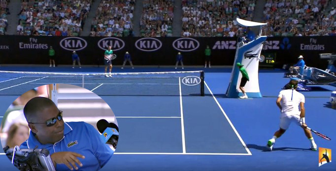 Federer trả giao bóng khiến trọng tài phát khiếp