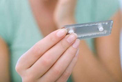 Bé ba tuổi ăn nhầm thuốc ngừa thai trong ví của mẹ