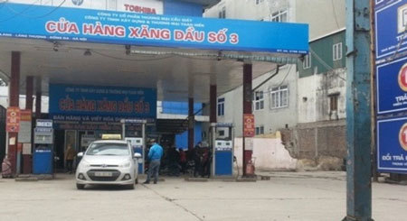 Giật mình vì xe 4,4 lít, nhân viên cây xăng thu tiền 6,1 lít