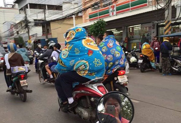 Xem dân Thái quấn chăn đi lại vì lạnh