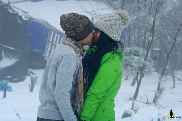 Những cặp đôi tình tứ, hôn nhau giữa cảnh tuyết Sa Pa