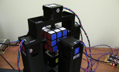 Xem robot trổ tài giải rubik trong 1 giây