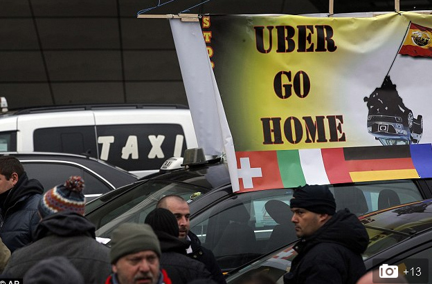 Phản đối Uber, giới taxi Paris gây bạo loạn dữ dội