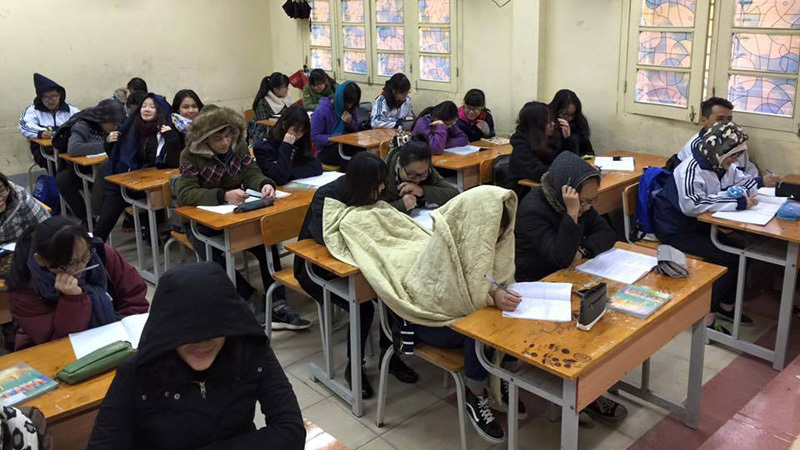 Học sinh Hà Nội trùm chăn trong lớp ngày giá rét