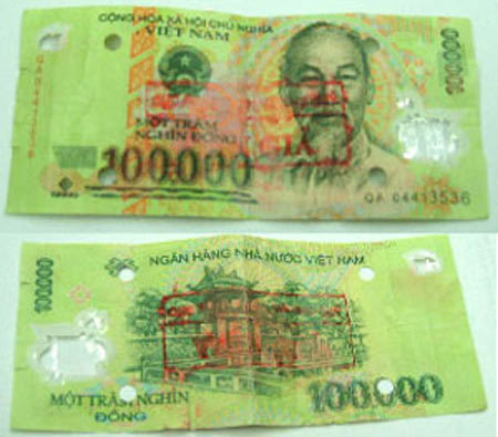 Cách kiểm tra tiền 100.000 đồng giả