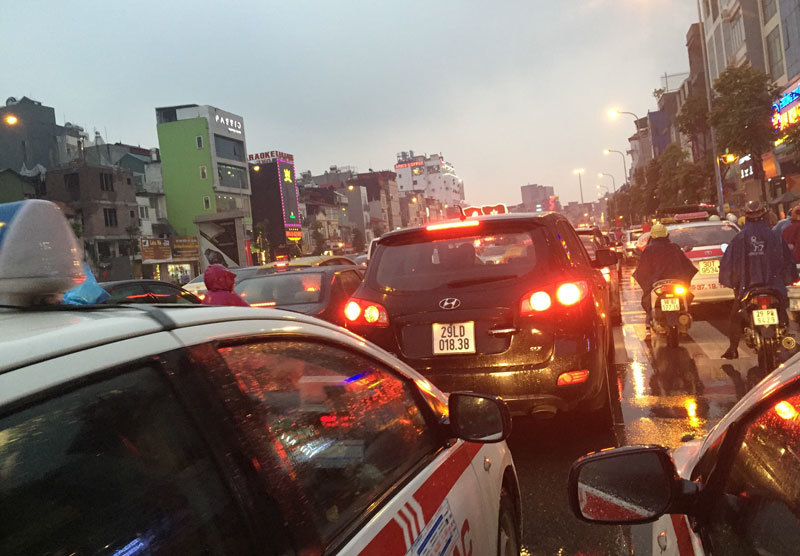 Hà Nội: 'Chết đứng' giữa đường vì mưa rét