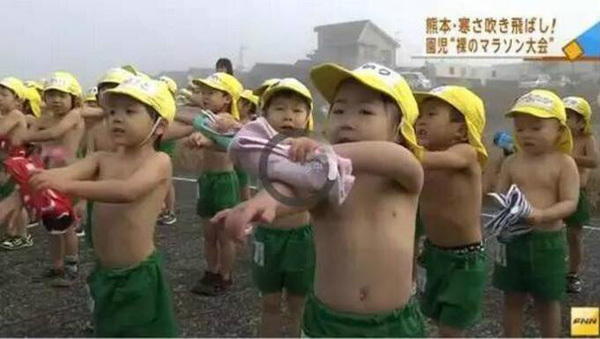 Video cha mẹ Nhật cho con nhỏ cởi trần chạy dưới trời lạnh 4 độ C gây sửng sốt