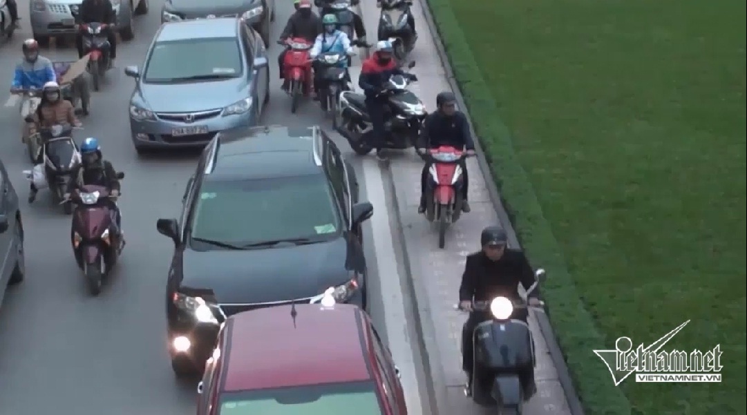 Giữa Thủ đô phi xe vỉa hè mới phê