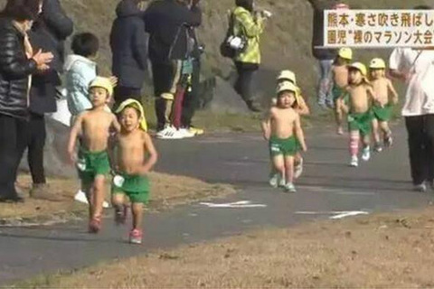 Trẻ em Nhật cởi trần chạy dưới trời lạnh