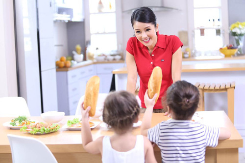 Hồng Nhung cùng con làm bếp để yêu Tết Việt