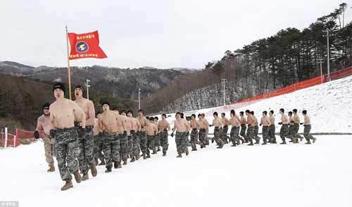 Lính Mỹ-Hàn cởi trần tập trận trong giá rét