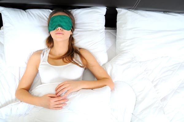 Có nên ngủ lại khi tỉnh giấc trước đồng hồ báo thức?
