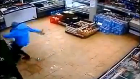 Bà mẹ tàn nhẫn ném đứa con nhỏ ra đường