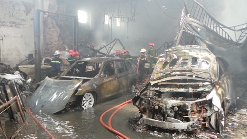 10 xe sang trơ khung trong đám cháy ở Sài Gòn