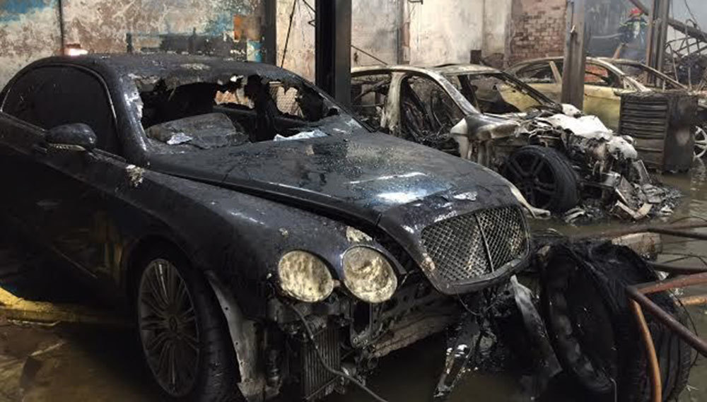 Hai siêu xe Bentley bị thiêu cháy ở Sài Gòn