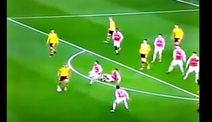 Cầu thủ Arsenal hạ đo ván đồng đội ngay trên sân