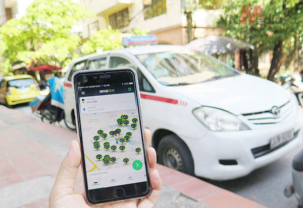 Xăng giảm, Uber, Grab lại đua tăng cước