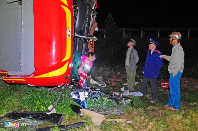 Xe chở khách về Tết lao xuống vực