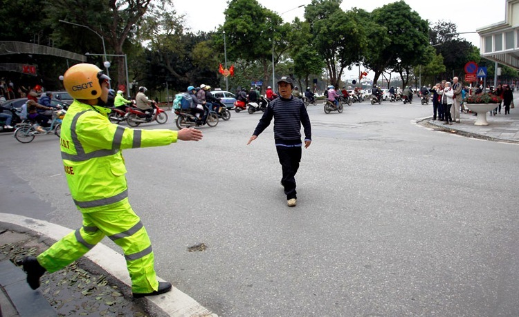 Ngày đầu dính phạt, dân đi bộ kinh ngạc