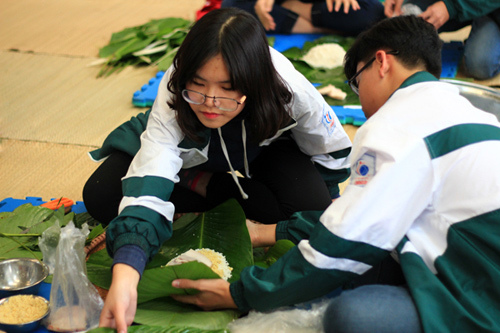 Trường học rộn ràng gói bánh chưng dịp Tết