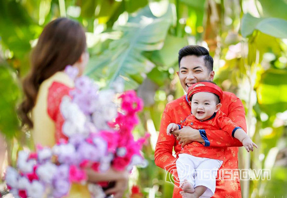 Phan Hiển cẩn thận che ô, vén quần cho Khánh Thi