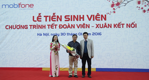 Rộn rã sinh viên trên chuyến xe Xuân kết nối của MobiFone