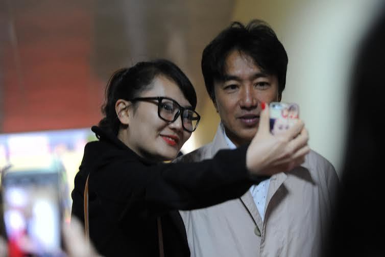 Miura đổi ngày về vì… CĐV