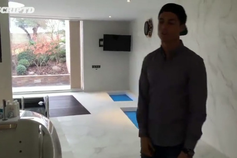 Ronaldo đỏm dáng, khoe phòng spa khủng tại nhà riêng