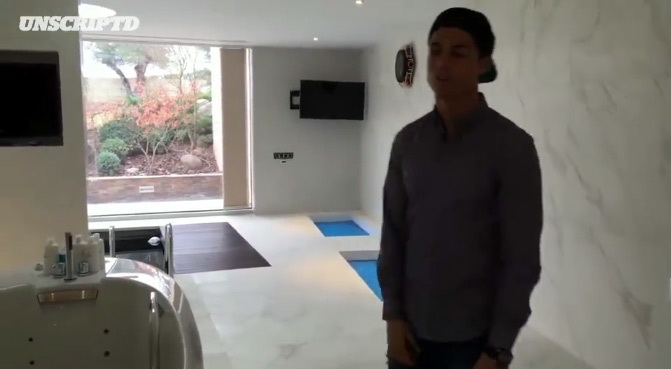 Ronaldo đỏm dáng, khoe phòng spa khủng tại nhà riêng