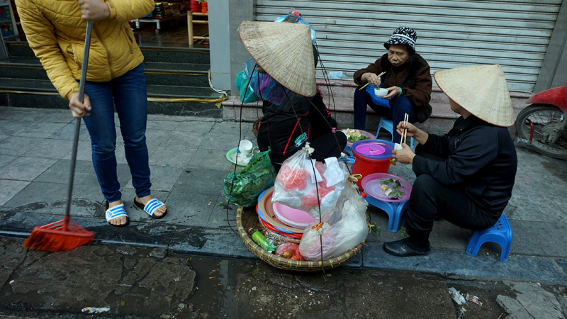 Lạ kỳ dân Thủ đô ăn uống cạnh cống rãnh