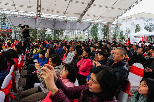 Hàng ngàn người háo hức đón quà bạc tỷ từ Vingroup