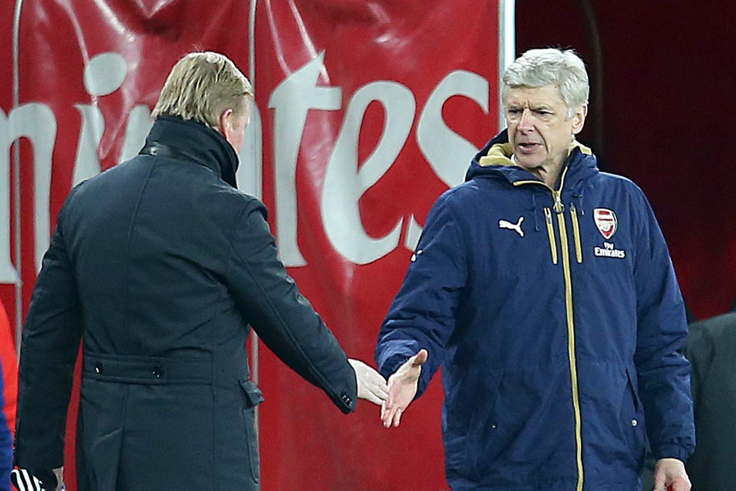 Tức sôi tiết, HLV Wenger cãi lộn trong đường hầm