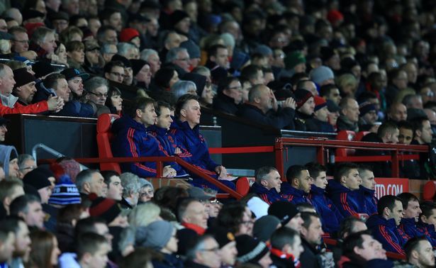 Giggs đột nhiên biến mất, không phò tá Van Gaal