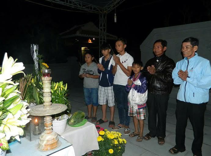 Nửa đêm viếng mộ ông Bá Thanh
