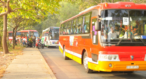 Ấm áp lễ tiễn 10.000 công nhân về quê ăn Tết