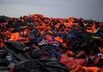 “Sốc” với núi áo phao cao ngất người tị nạn bỏ lại