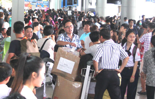 Tự in thẻ lên máy bay tránh tắc ở Tân Sơn Nhất