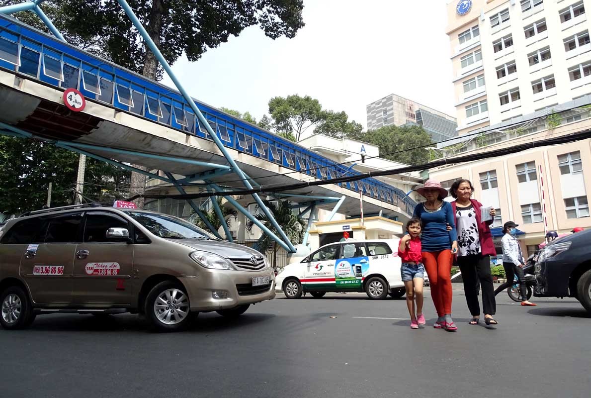 Đi bộ kiểu 'tự sát' giữa Sài Gòn